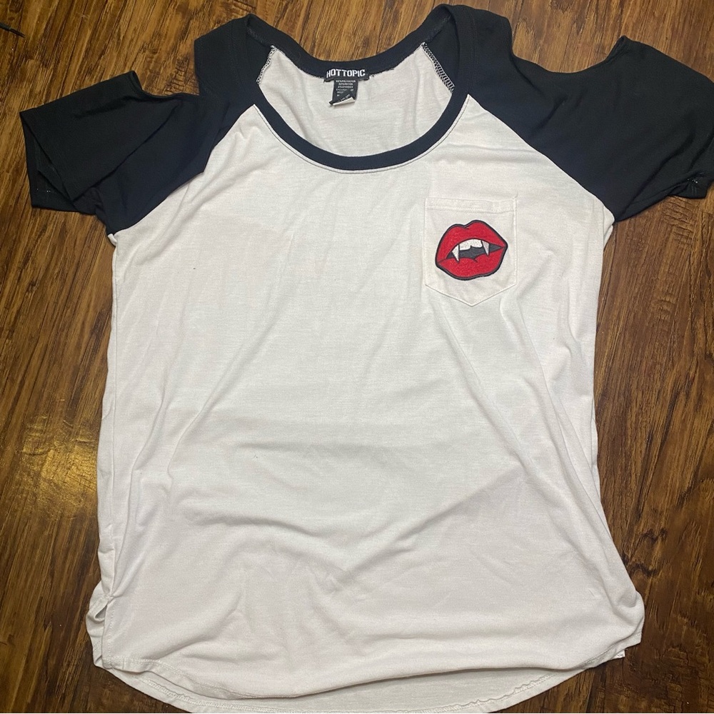 Hot Topic Fangs Coldsholder tshirt